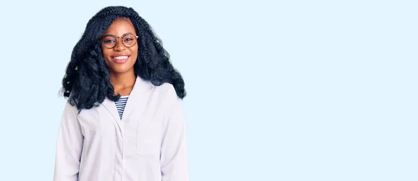 Mooie Afrikaanse Amerikaanse Opticien Vrouw Met Optometrie Bril Kijken Positief — Stockfoto