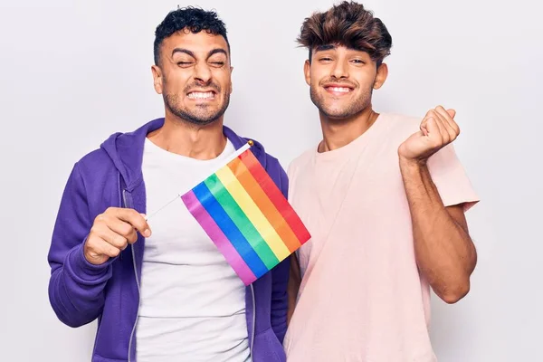 Joven Pareja Gay Sosteniendo Arco Iris Lgbtq Bandera Gritando Orgulloso — Foto de Stock