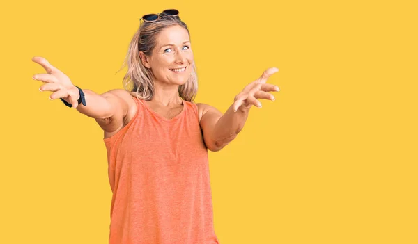 Middelbare Leeftijd Fitte Blonde Vrouw Draagt Casual Zomerkleren Een Zonnebril — Stockfoto