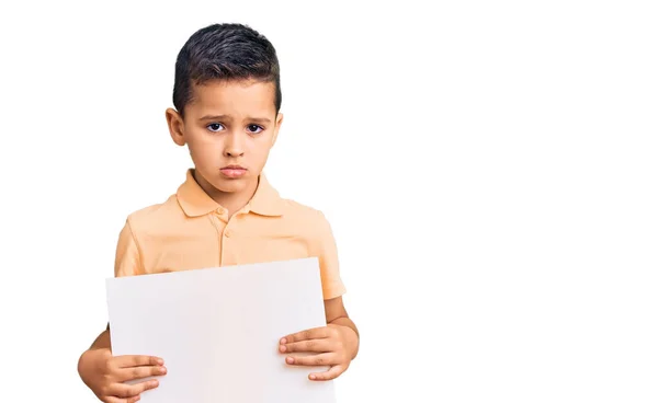 Klein Schattig Jongetje Houden Kartonnen Banner Met Lege Ruimte Denken — Stockfoto