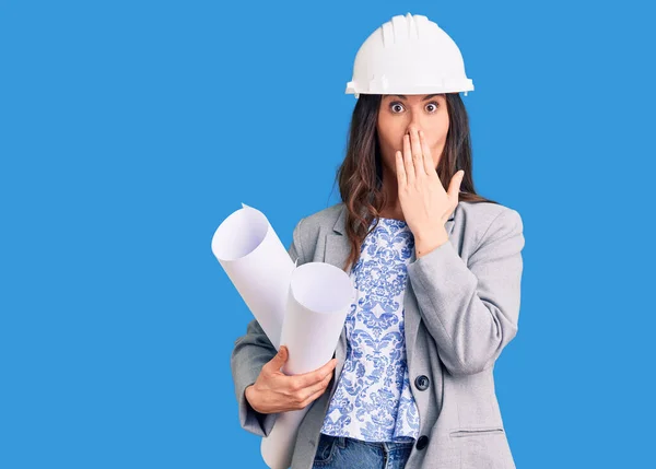 Jonge Mooie Brunette Vrouw Dragen Architect Hardhat Houden Blauwdruk Bedekken — Stockfoto