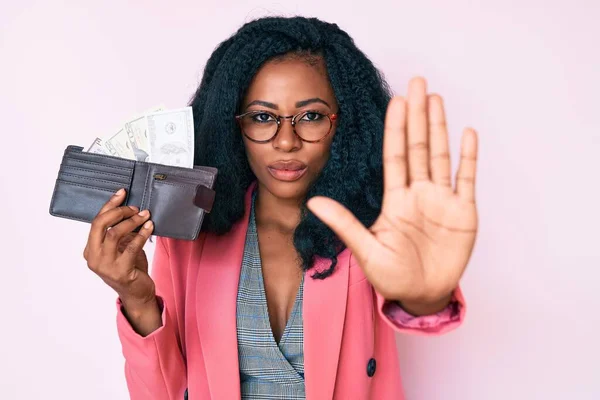 Όμορφη Αφρικανή Γυναίκα Κρατώντας Πορτοφόλι Δολάρια Ανοιχτό Χέρι Κάνει Στοπ — Φωτογραφία Αρχείου