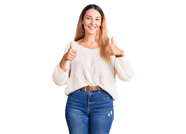 Schöne Junge Frau Legerer Kleidung Erfolgszeichen Tun Positive Geste Mit — Stockfoto