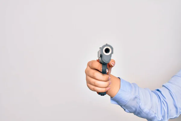 Mão Caucasiano Jovem Segurando Arma Sobre Fundo Branco Isolado — Fotografia de Stock