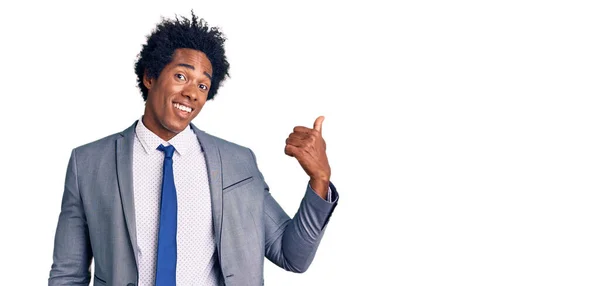 Hombre Afroamericano Guapo Con Pelo Afro Vistiendo Chaqueta Negocios Sonriendo — Foto de Stock