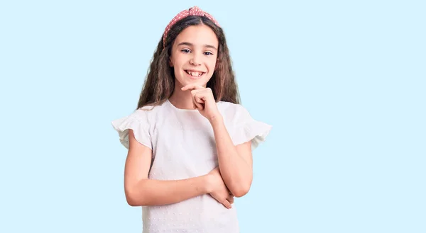 Linda Niña Hispana Vistiendo Una Camiseta Blanca Casual Mirando Confiada — Foto de Stock