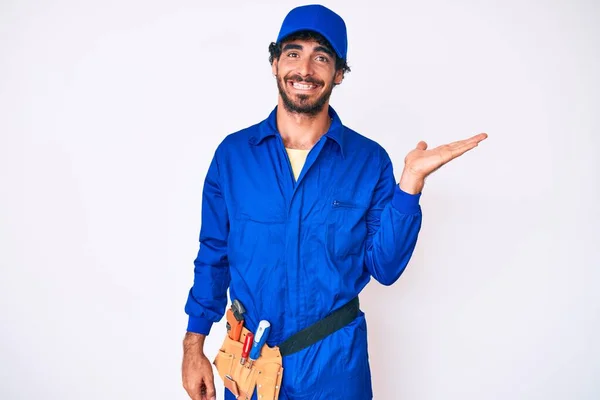 Bonito Jovem Com Cabelo Encaracolado Urso Weaing Handyman Uniforme Sorrindo — Fotografia de Stock