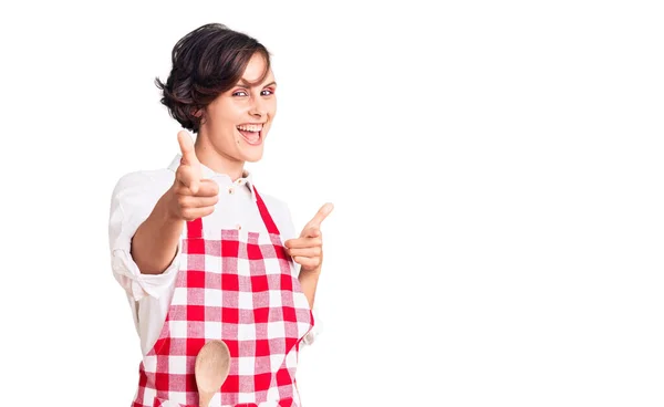 Kısa Saçlı Profesyonel Aşçı Önlüğü Giymiş Güzel Bir Kadın Mutlu — Stok fotoğraf