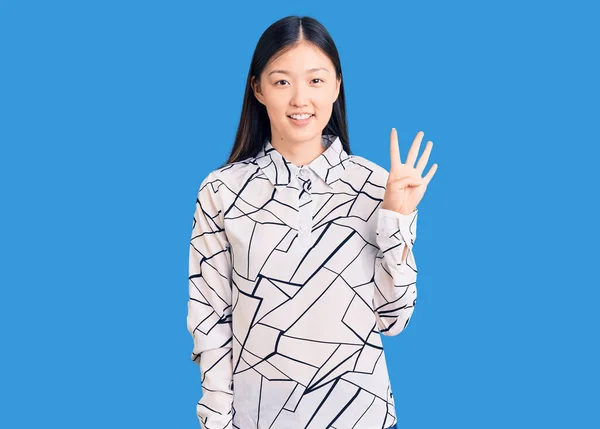 Jonge Mooie Chinese Vrouw Dragen Casual Shirt Tonen Wijzen Met — Stockfoto