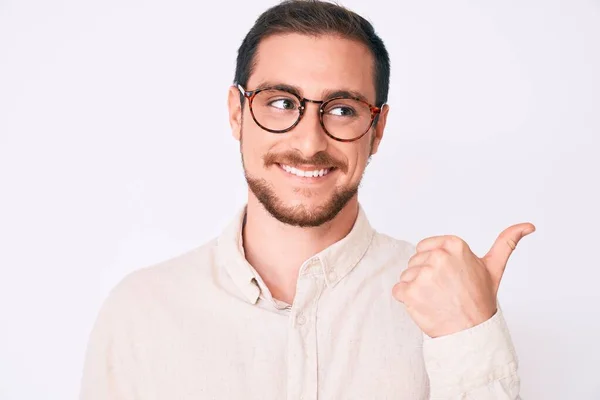 Joven Hombre Guapo Con Ropa Casual Gafas Sonriendo Con Cara —  Fotos de Stock