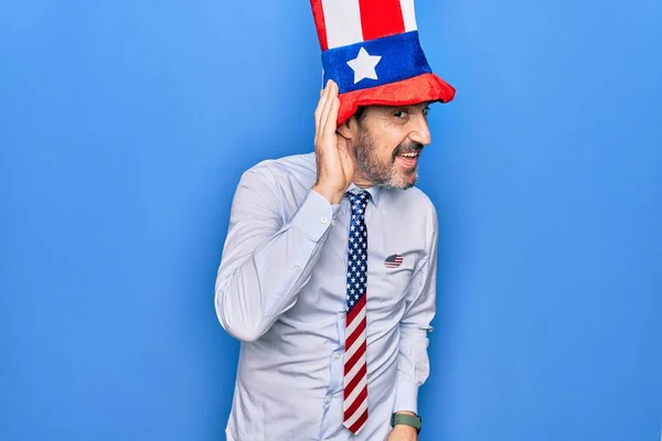 Medelålders Stilig Patriotisk Man Bär Usa Hatt Och Slips Över — Stockfoto