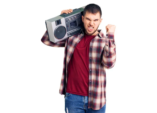 Jeune Homme Beau Écoutant Musique Tenant Boombox Ennuyé Frustré Criant — Photo