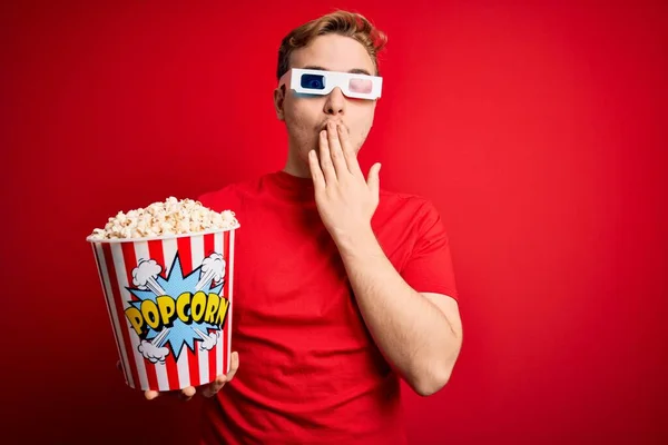 Ung Stilig Rödhårig Man Tittar Glasögon Äta Popcorn Mellanmål Över — Stockfoto