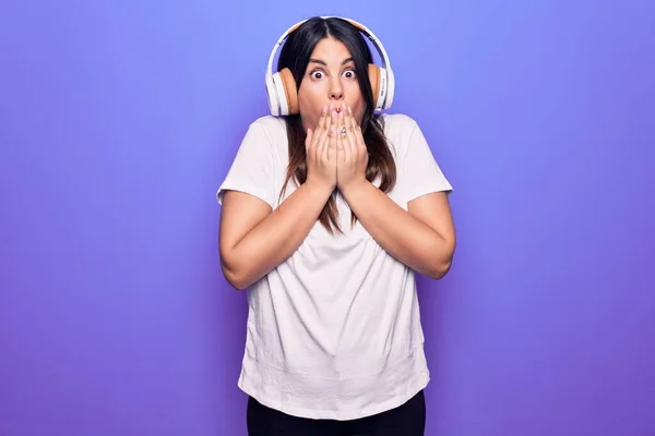 Joven Hermosa Morena Escuchando Música Usando Auriculares Sobre Fondo Púrpura —  Fotos de Stock