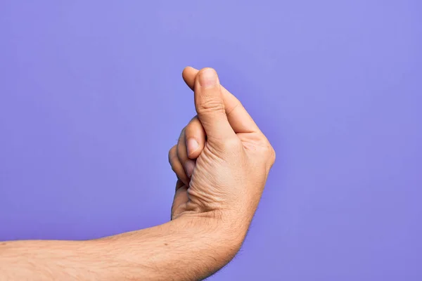 在孤立的紫色背景上伸出无名指的高加索年轻人的手 手握着空白的大拇指 手握商务和广告 — 图库照片