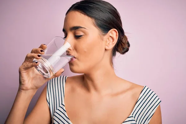 Jovem Bela Mulher Morena Bebendo Copo Água Saudável Para Refrescar — Fotografia de Stock
