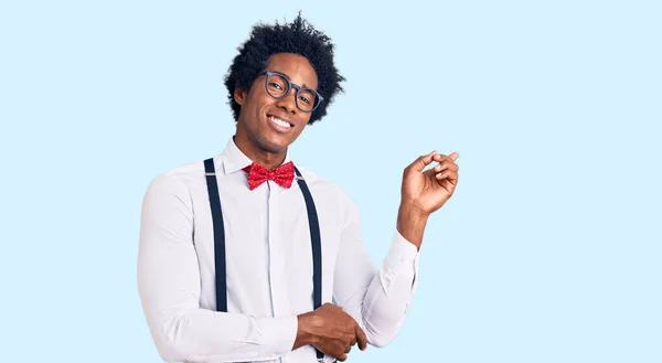 Bonito Homem Americano Africano Com Cabelo Afro Vestindo Hipster Olhar — Fotografia de Stock