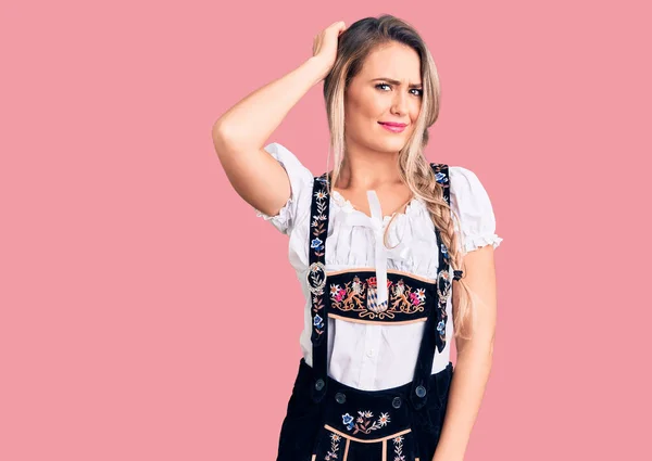 Jovem Mulher Loira Bonita Vestindo Vestido Oktoberfest Confundir Perguntar Sobre — Fotografia de Stock