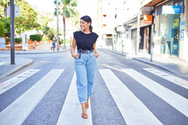 Mulher Bonita Vestindo Roupas Elegantes Meio Rua Cidade — Fotografia de Stock