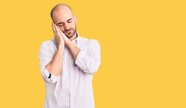 Jeune Bel Homme Portant Une Chemise Élégante Endormie Fatiguée Rêvant — Photo