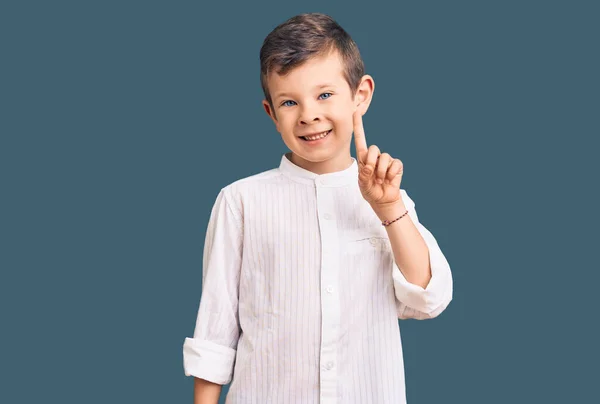 Zarif Tişört Giyen Sevimli Sarışın Çocuk Bir Numaralı Parmağını Gösterip — Stok fotoğraf