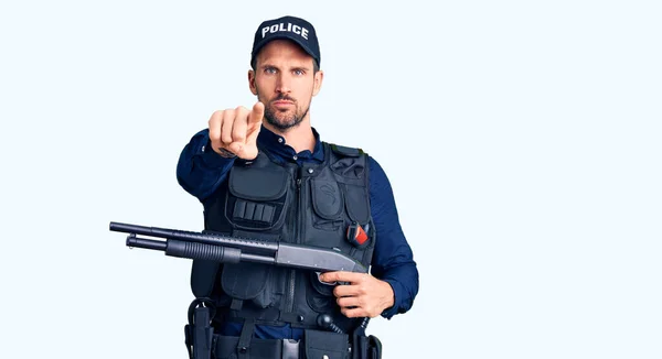 Junger Gutaussehender Mann Polizeiuniform Mit Schrotflinte Der Mit Dem Finger — Stockfoto