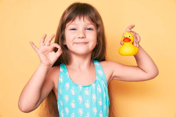 Kleines Kaukasisches Mädchen Mit Langen Haaren Trägt Badeanzug Und Hält — Stockfoto