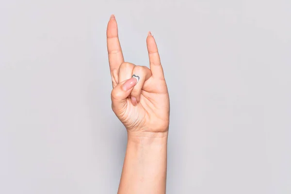 Hand Einer Kaukasischen Jungen Frau Gestikuliert Mit Rock Roll Symbol — Stockfoto