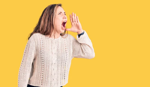 Young Beautiful Blonde Woman Wearing Casual Sweater Shouting Screaming Loud — Stock Photo, Image