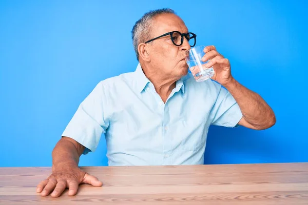 Bell Uomo Anziano Seduto Sul Tavolo Casa Bere Bicchiere Acqua — Foto Stock