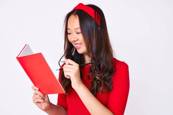 Ung Vacker Kinesisk Flicka Håller Bok Ser Positiv Och Glad — Stockfoto