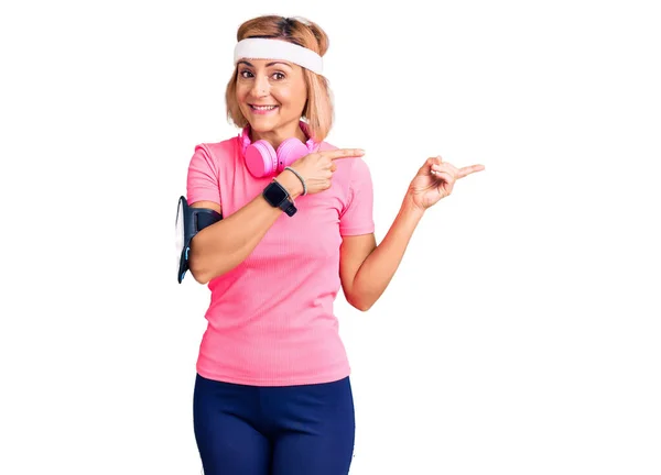 Młoda Blondynka Ubrana Strój Sportowy Słuchawki Uśmiechnięta Patrząca Kamerę Dwoma — Zdjęcie stockowe