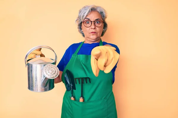 Sénior Hispânico Grisalho Mulher Cabelos Brancos Vestindo Avental Jardineiro Luvas — Fotografia de Stock