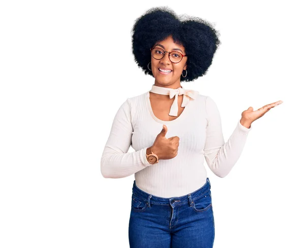 Молода Афроамериканська Дівчина Повсякденному Одязі Окулярах Показують Пальмову Руку Роблять — стокове фото