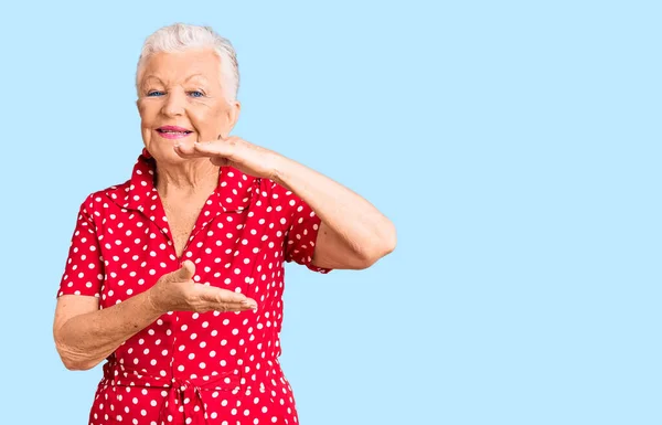 Senior Mooie Vrouw Met Blauwe Ogen Grijs Haar Dragen Van — Stockfoto