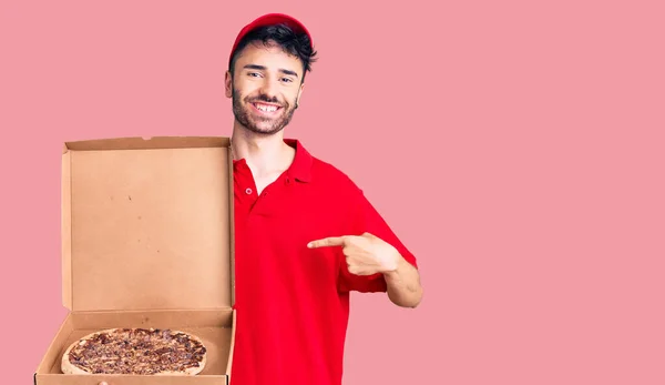 Jeune Homme Hispanique Tenant Livraison Boîte Pizza Pointant Doigt Sourire — Photo