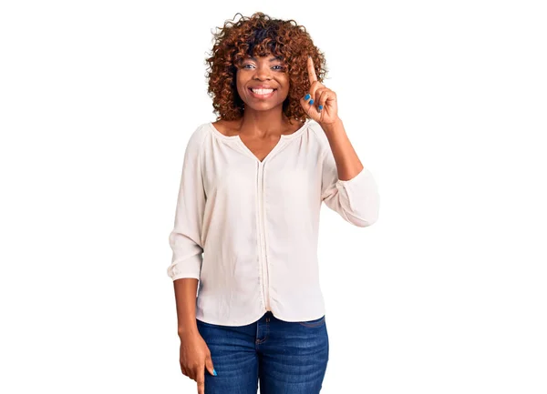 Mujer Afroamericana Joven Que Usa Ropa Casual Señalando Con Dedo — Foto de Stock