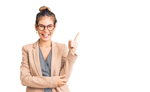 Schöne Kaukasische Frau Mit Blonden Haaren Businessjacke Und Brille Die — Stockfoto