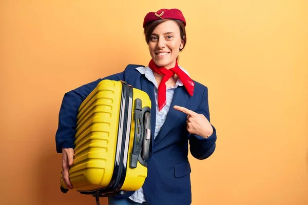 Fiatal Gyönyörű Stewardess Egyenruhát Visel Kezében Kabin Táska Mosolyog Boldog — Stock Fotó