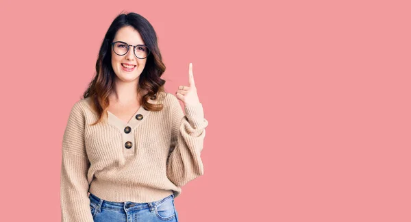 Hermosa Joven Morena Vistiendo Ropa Casual Gafas Mostrando Apuntando Hacia —  Fotos de Stock