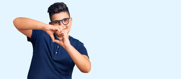 Niño Pequeño Con Ropa Casual Gafas Sonriendo Amor Haciendo Forma — Foto de Stock