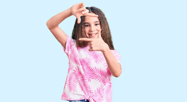 Cute Latynoski Dziewczynka Noszenie Ubrań Casual Uśmiech Podejmowania Ramki Rąk — Zdjęcie stockowe