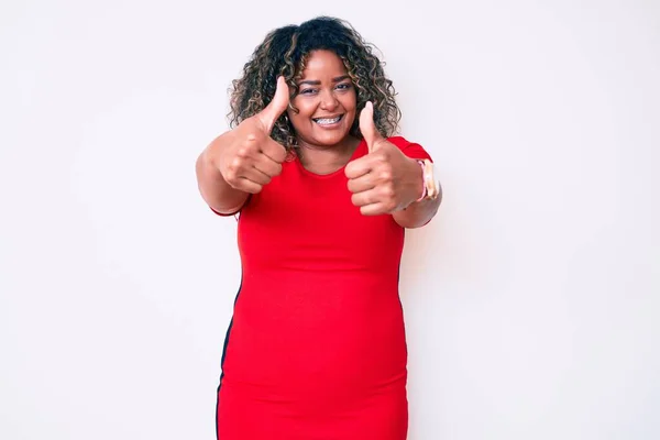 Jovem Afro Americana Size Mulher Vestindo Roupas Casuais Aprovando Fazer — Fotografia de Stock