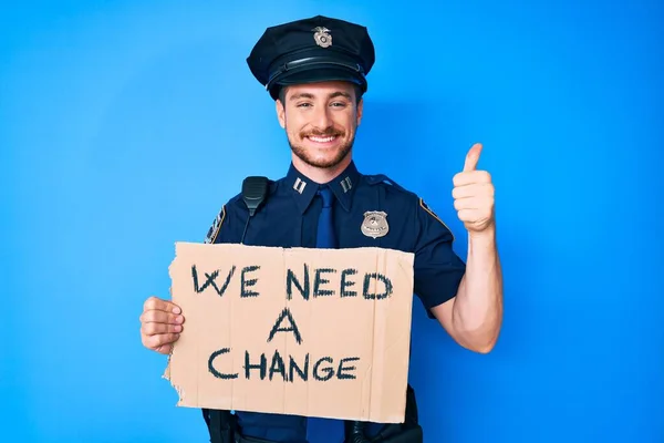 Młody Biały Mężczyzna Noszący Mundur Policyjny Trzymający Się Potrzebujemy Zmiany — Zdjęcie stockowe
