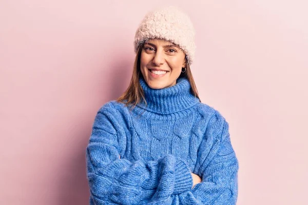 Ung Vacker Kvinna Bär Vinterkläder Glad Ansikte Leende Med Korsade — Stockfoto