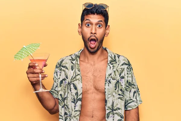 Mladý Latinský Muž Letní Košili Drží Koktejl Vyděšený Ohromený Otevřenými — Stock fotografie