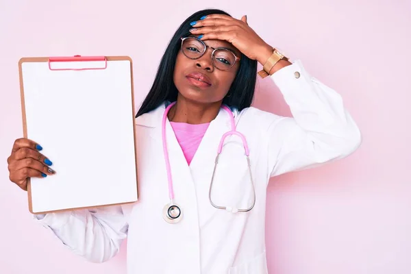 Young African American Woman Wearing Doctor Stethoscope Holding Clipboard Stressed — Stock Photo, Image