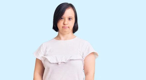 Donna Bruna Con Sindrome Che Indossa Una Maglietta Bianca Casual — Foto Stock
