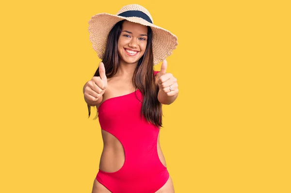 Junge Schöne Lateinische Mädchen Badebekleidung Und Sommermütze Die Positive Geste — Stockfoto