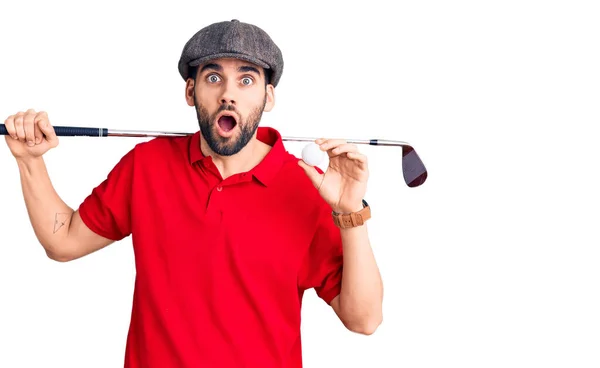 Sakallı Genç Yakışıklı Adam Golf Sopası Top Oynuyor Korkmuş Şaşkına — Stok fotoğraf